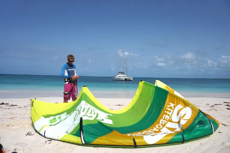 Fabien sur la plage avec son kite